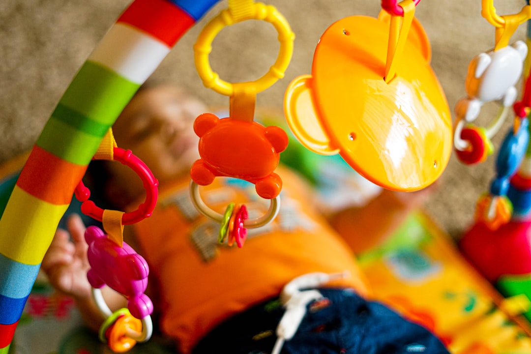 guarderías bilingües en san roque - Bebé descubriendo texturas en un entorno Montessori