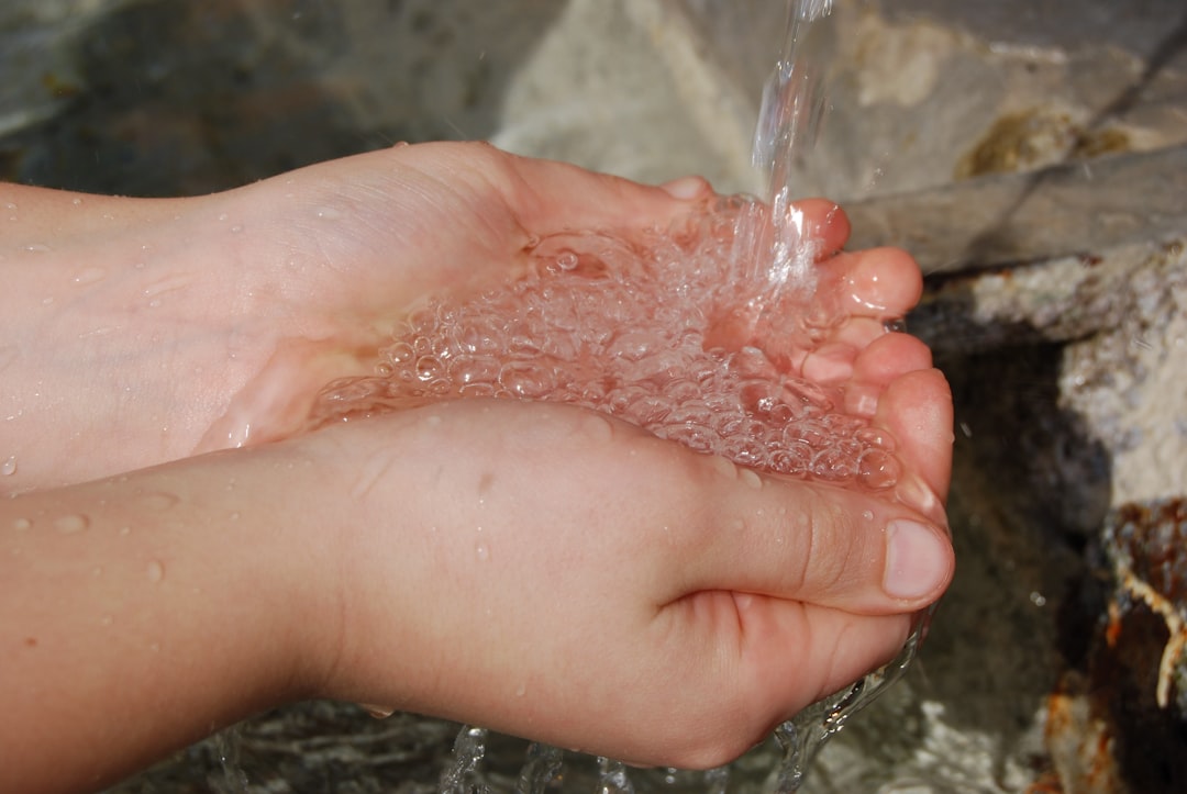 Filosofía Montessori - Actividad de vida práctica: verter agua sin derramar