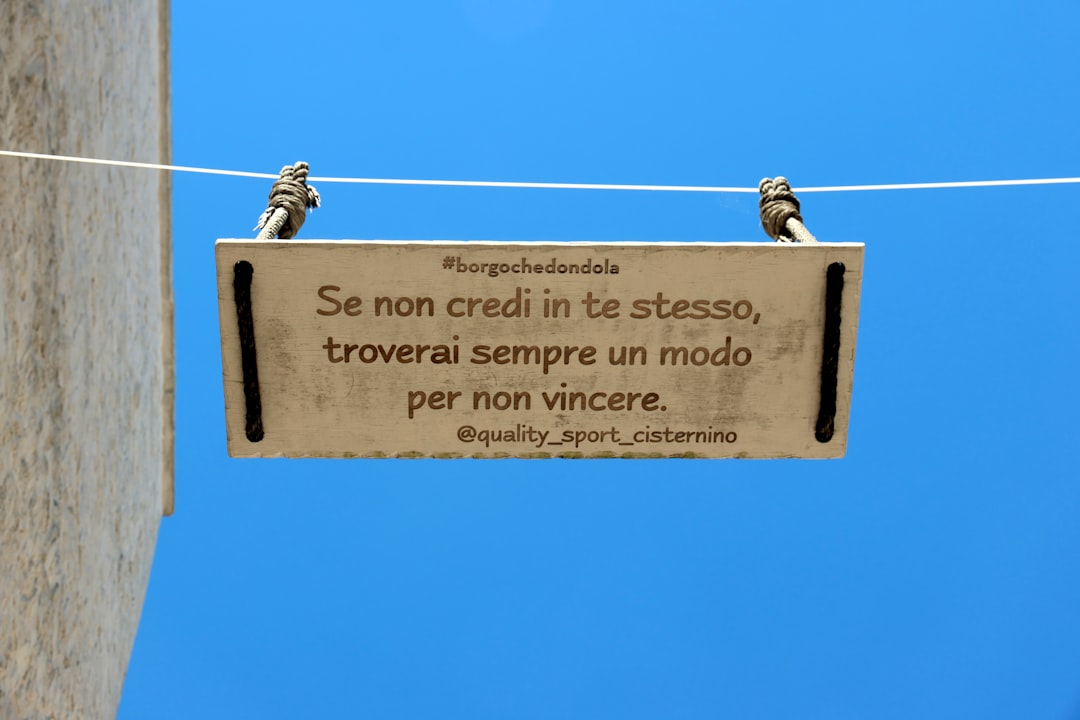 Filosofía Montessori - Estantes Montessori organizados con materiales a la altura del niño