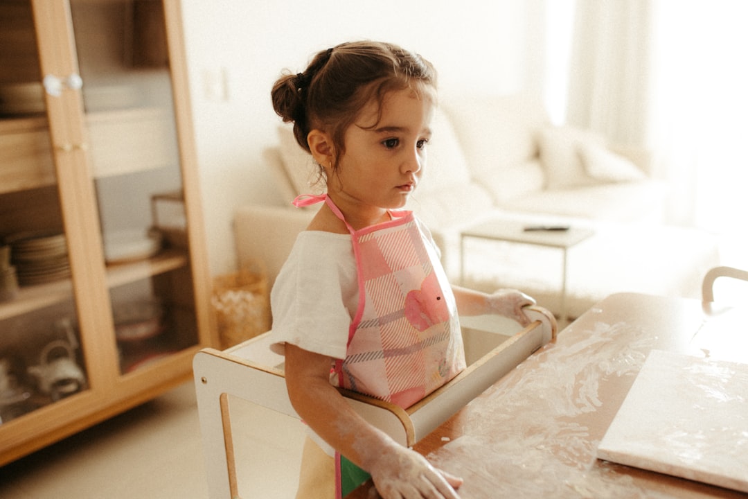 Ambiente preparado - Niño alcanzando la encimera con una torre de aprendizaje