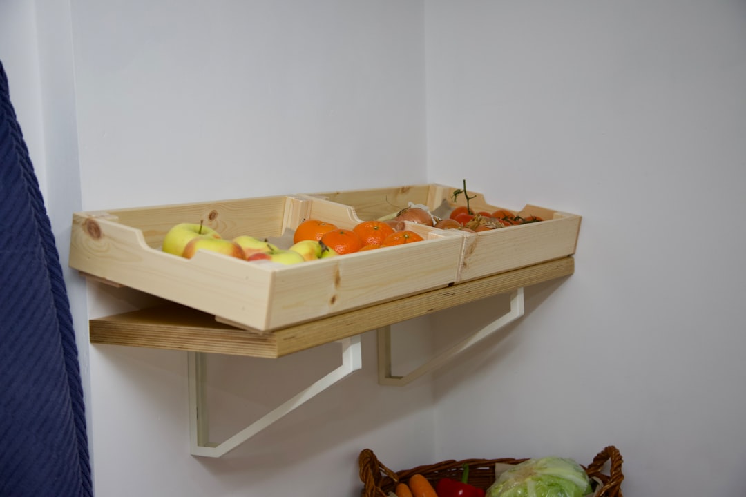 ejercicios de la vida diaria - Bandejas de vida práctica organizadas en una estantería Montessori