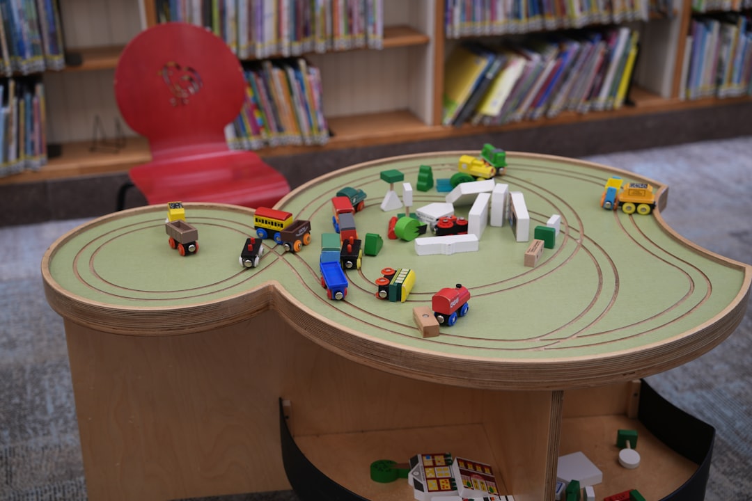ambiente sensorial Montessori - Exploración táctil en un ambiente Montessori preparado