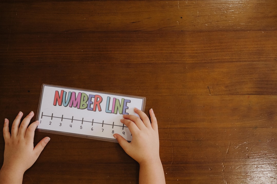 Matemáticas montessori - Tablas de Seguin: el niño descubre el valor posicional con las manos