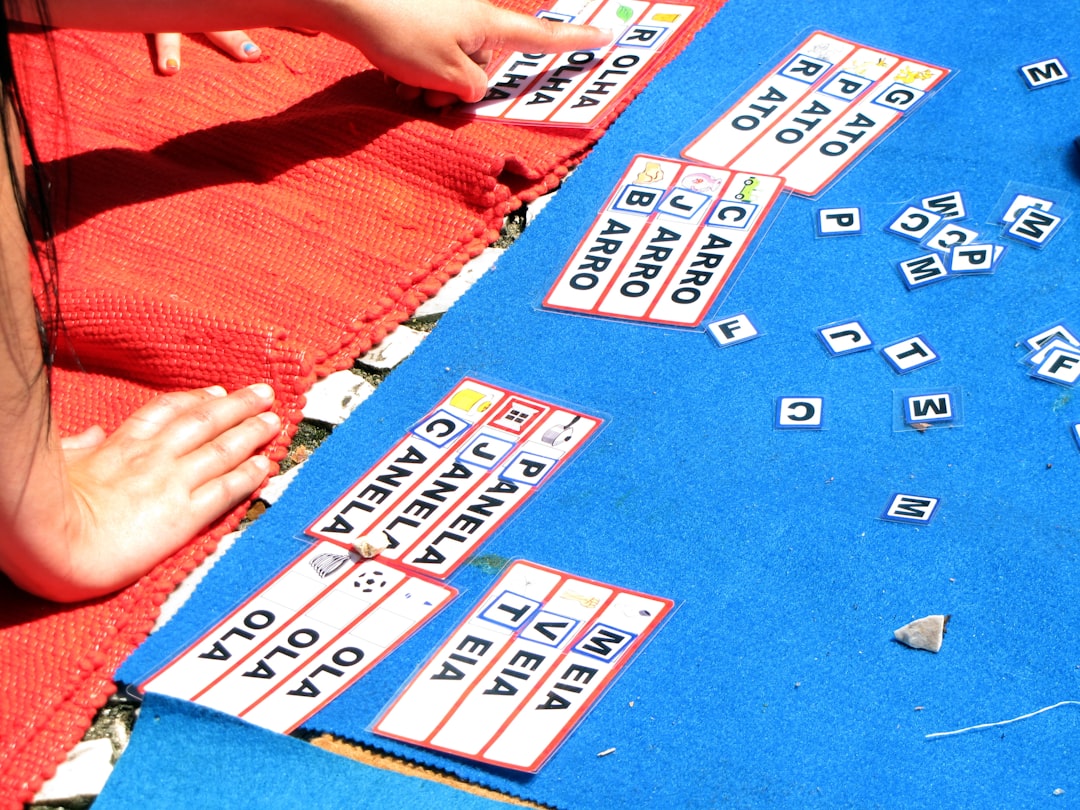 Lenguaje montessori - Letras de lija en el aula Montessori: el niño toca y dice el fonema, no el nombre de la letra.