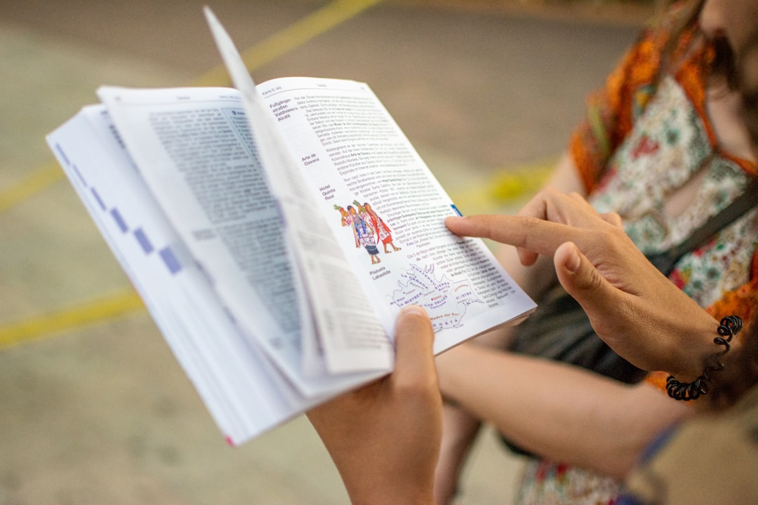 desarrollo lingüístico Montessori - Lectura bilingüe en IMS Sotogrande: español, inglés y francés desde Casa de Niños.
