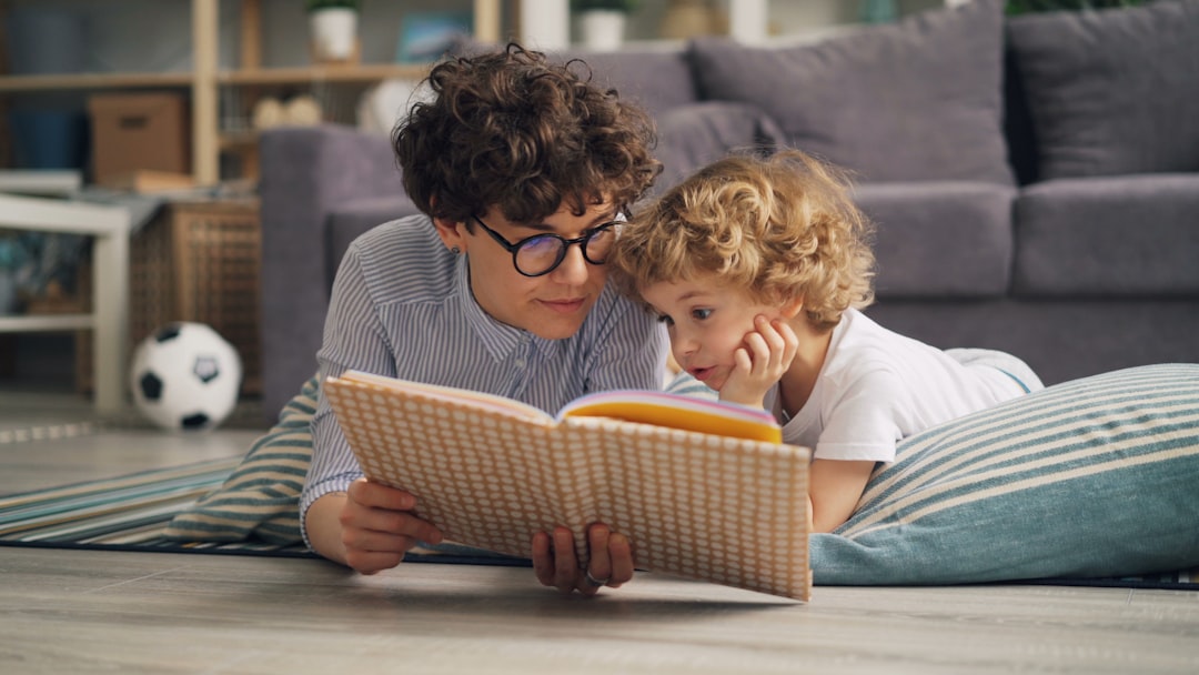 ventanas de aprendizaje - Padre e hijo leyendo juntos: una forma sencilla de atender el periodo sensible del lenguaje