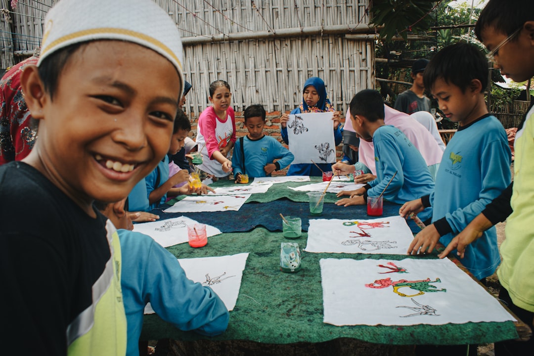 Planos de desarrollo - Niños de Taller trabajando en un proyecto de investigación