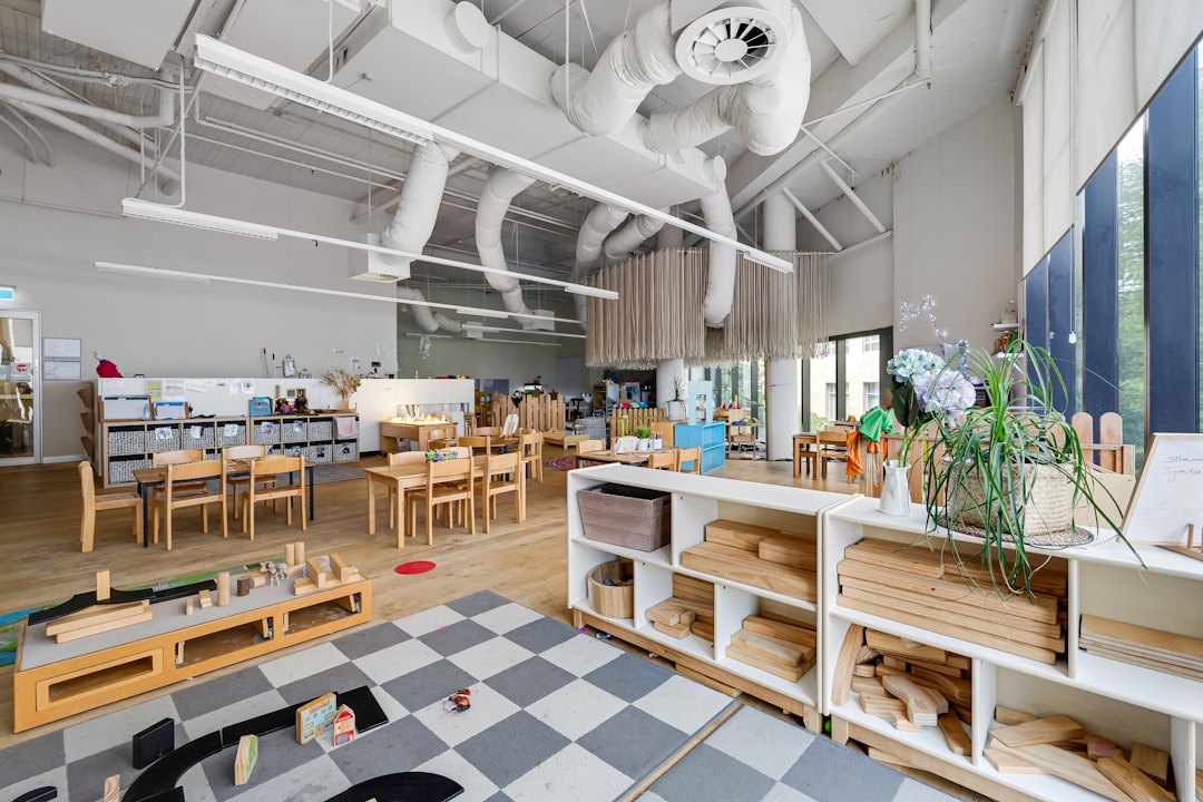 fases de crecimiento - Aula Montessori con materiales organizados a la altura del niño