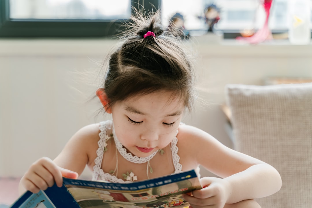 Mente absorbente - Niño bilingüe integrando dos idiomas de forma natural