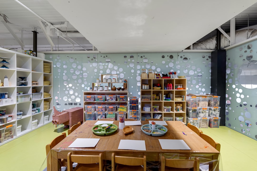 absorbent mind - Aula Montessori con materiales al alcance del niño