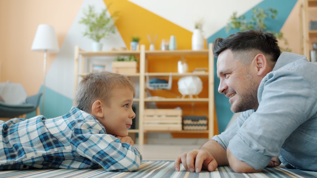 Disciplina positiva - Padre e hija conversando con respeto en casa