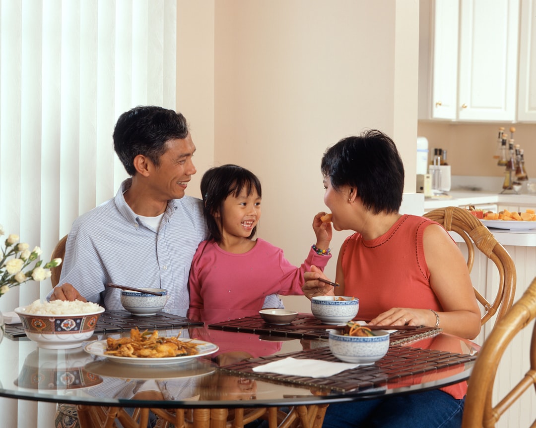 educación respetuosa - Familia celebrando una reunión semanal para co-crear normas