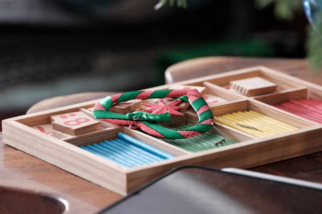 juego en la pedagogía Montessori - Estantería Montessori en casa con actividades preparadas