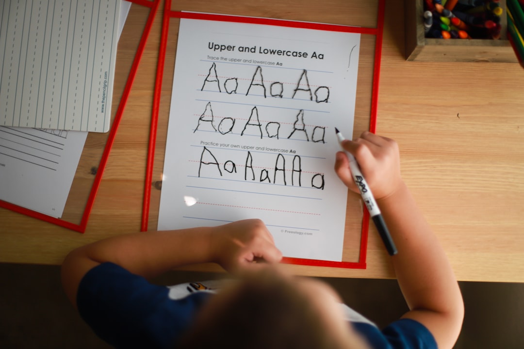 aprendizaje de la lectura en Montessori - Alfabeto móvil: componer palabras antes de escribir con lápiz