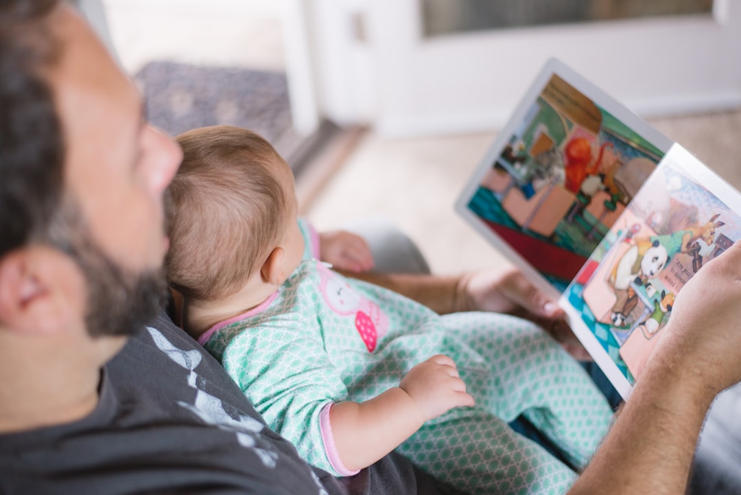 lectura y escritura Montessori - Leer en voz alta en casa refuerza la lectoescritura Montessori