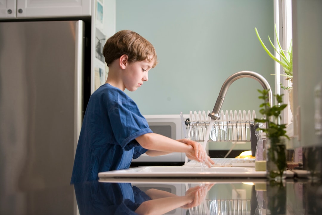 Control de esfínteres montessori - Higiene autónoma: el niño se lava las manos después del baño