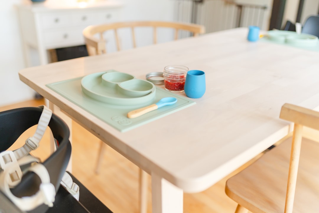 Destete montessori - Un ambiente preparado en la mesa facilita la transición durante el destete.