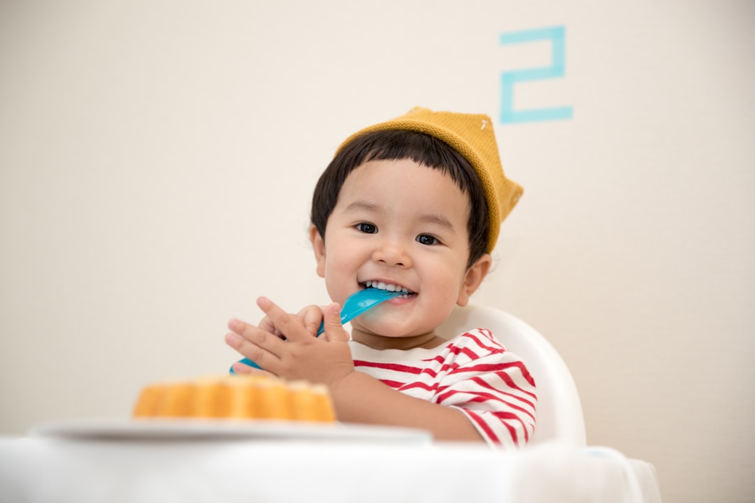 destete guiado por el niño - Observar a tu hijo comer solo es una de las mayores satisfacciones del destete Montessori.