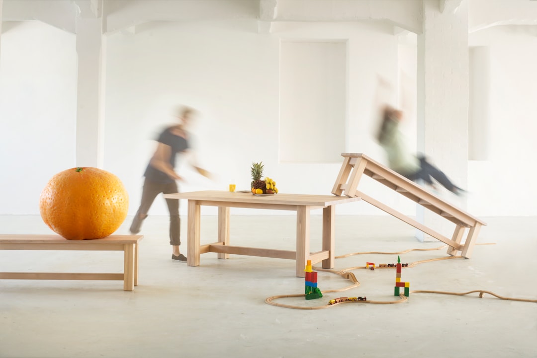 Triángulo de pikler - Niño explorando la escalera Pikler a su ritmo