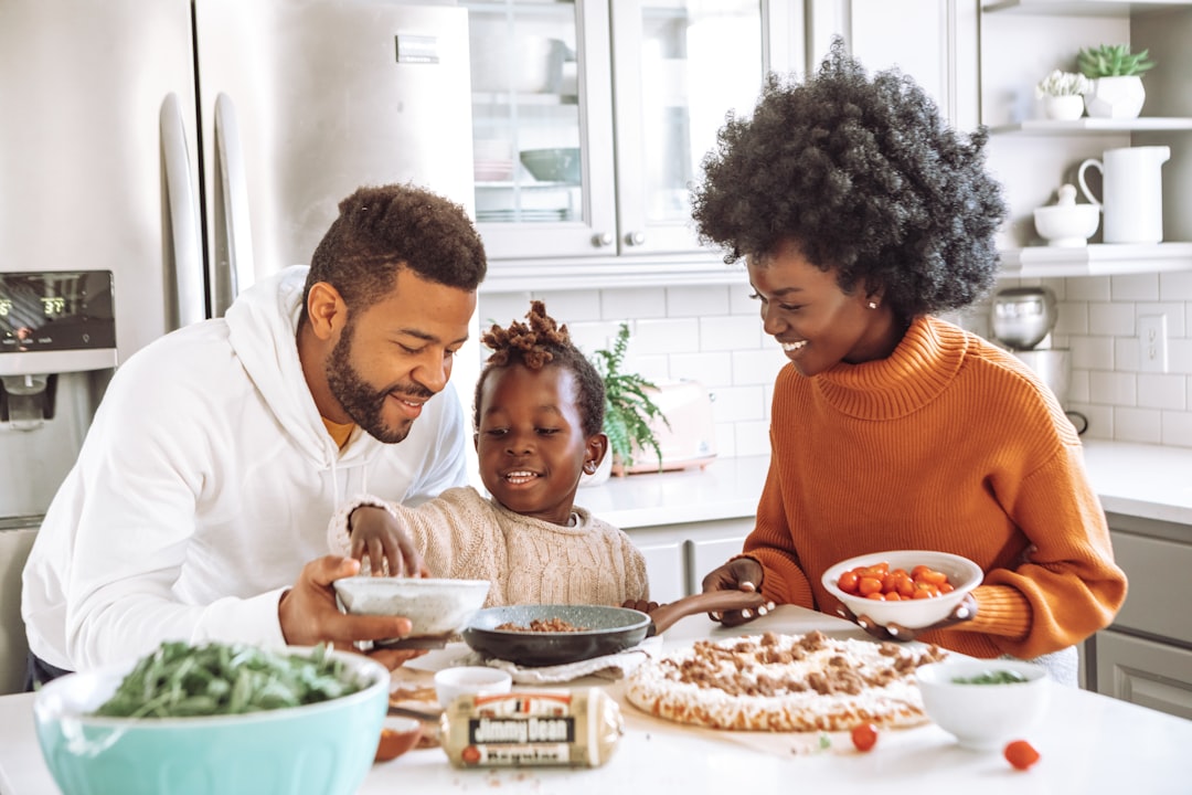 torre Montessori - Familia cocinando junta con un niño en su torre de aprendizaje