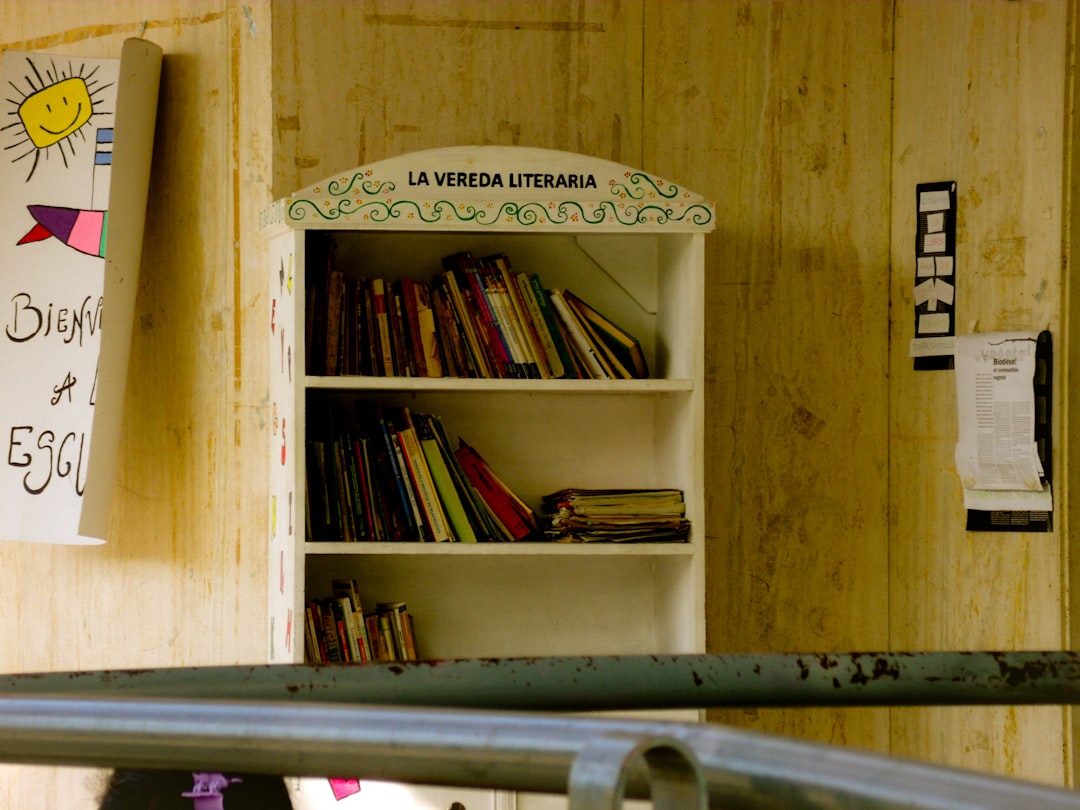 Estantería montessori - Bandejas de vida práctica ordenadas en una estantería abierta