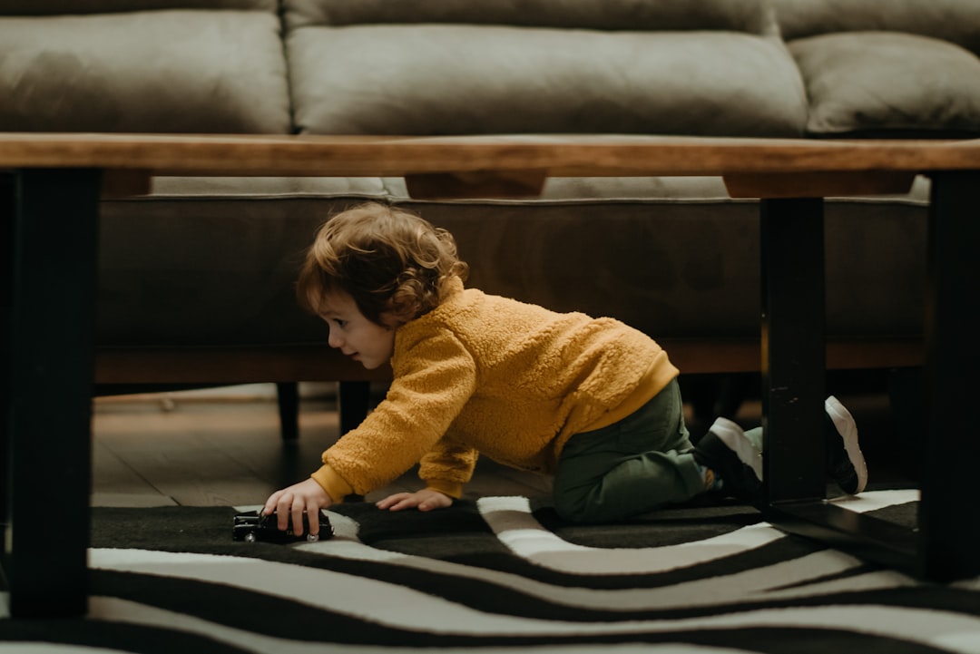 estantería abierta Montessori - Un pequeño explora los materiales de su estantería en casa