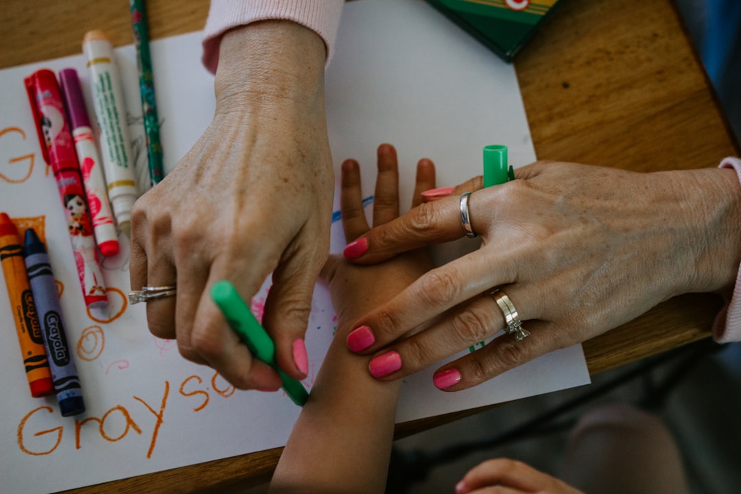 Trabajo por ciclos - children hands learning