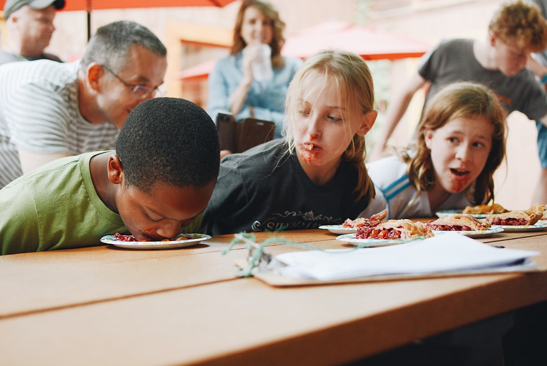 cortesía infantil - Niños compartiendo comida en grupo, gracia y cortesía en acción