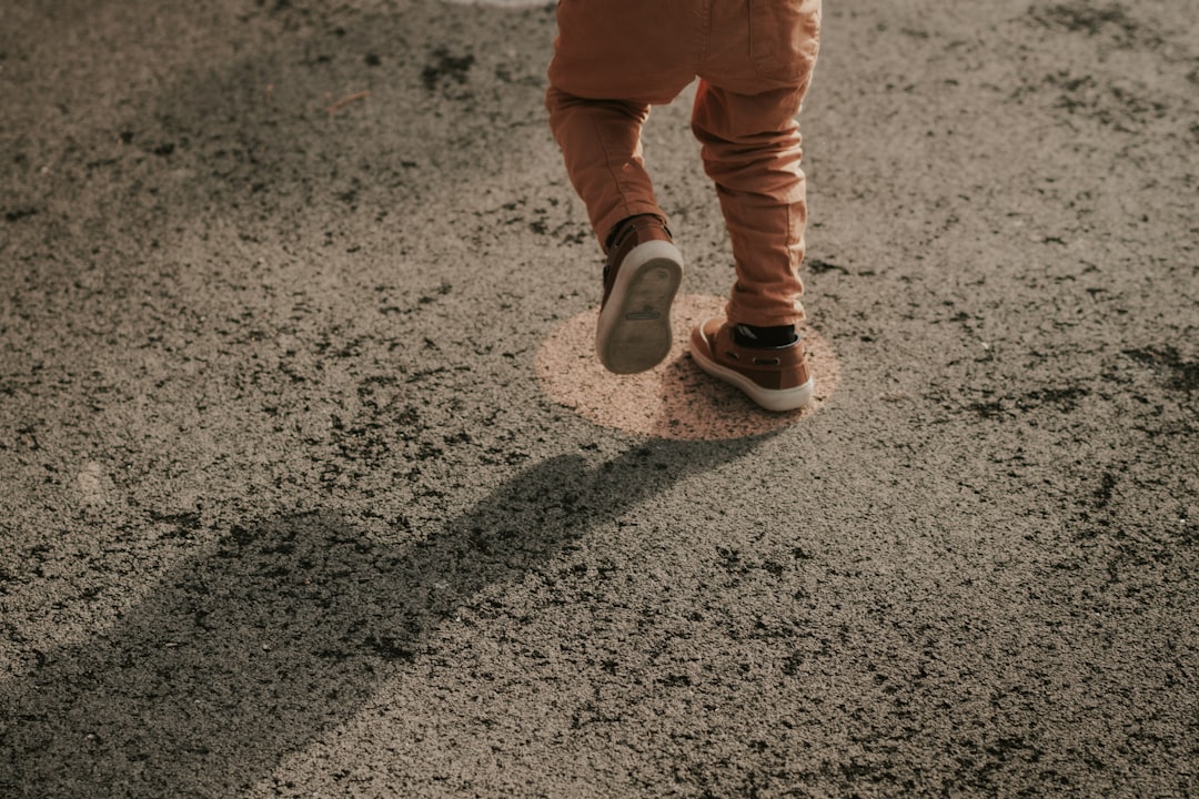 modales en Montessori - Ejercicio de caminar por la línea: gracia y control del cuerpo
