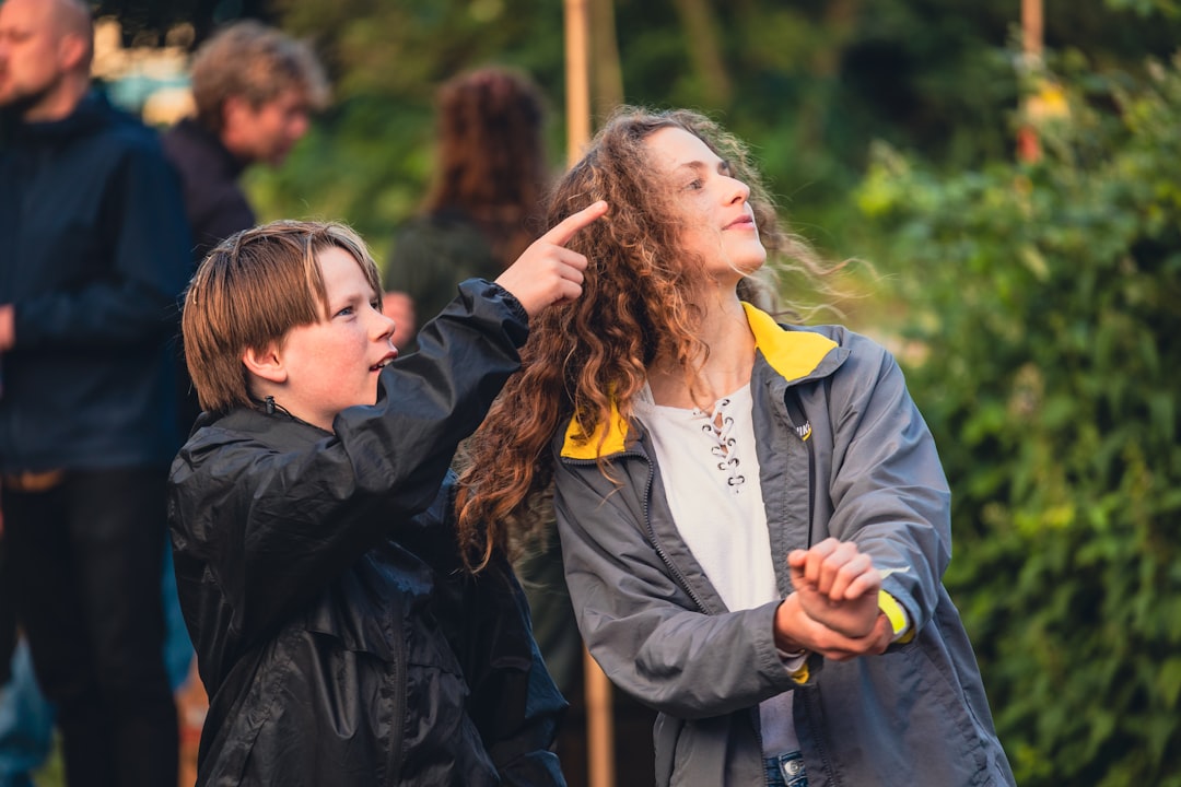 Alumnos de Taller realizan un experimento al aire libre, integrando movimiento y aprendizaje científico.