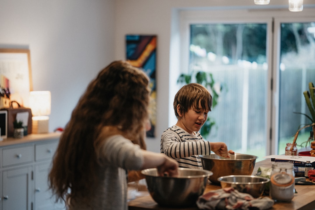 desarrollo a través del movimiento - Cocinar juntos es una forma práctica de unir movimiento y aprendizaje en casa.