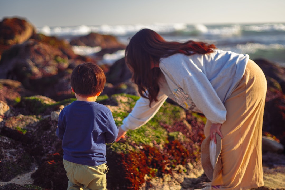 aprender de los fallos - Madre observando con paciencia mientras su hijo resuelve un problema solo