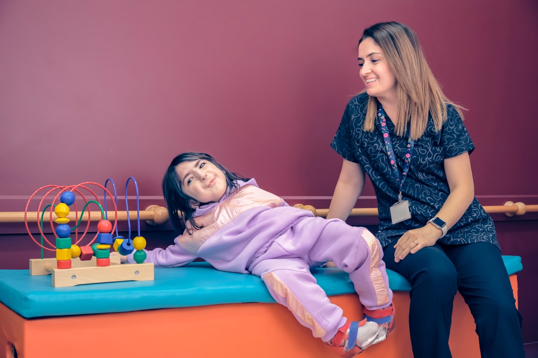 Educación montessori vs tradicional - Material Montessori de la torre rosa para aprendizaje sensorial