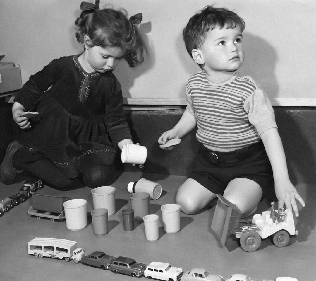 modelo Montessori vs escuela tradicional - Niños de diferentes edades jugando juntos al aire libre en un colegio Montessori