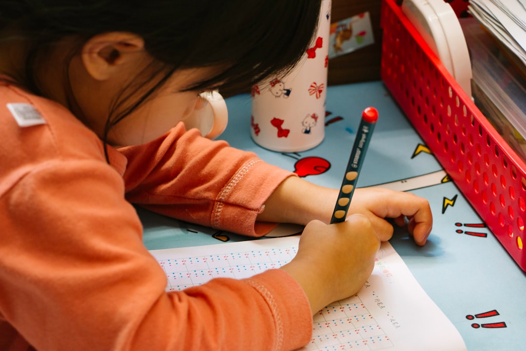 método Montessori en clase - Niños de distintas edades colaborando en un aula Montessori multicultural