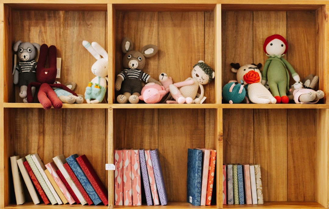 Rutinas montessori - Ambiente Montessori con materiales organizados en estantes