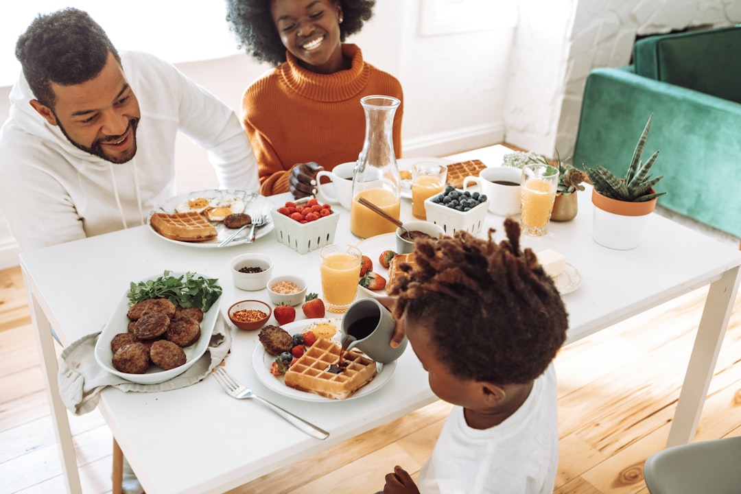 ritmo de vida Montessori - Familia desayunando siguiendo su rutina matutina