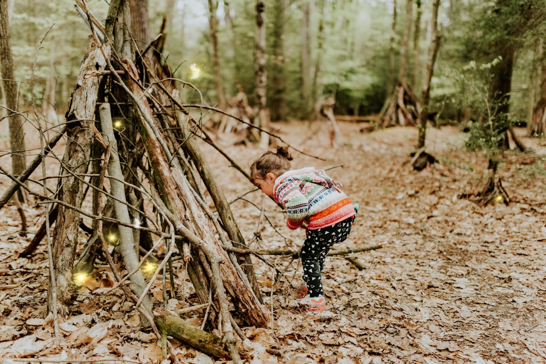 Montessori y la naturaleza - Bebé descubriendo texturas y olores en un paseo por la naturaleza