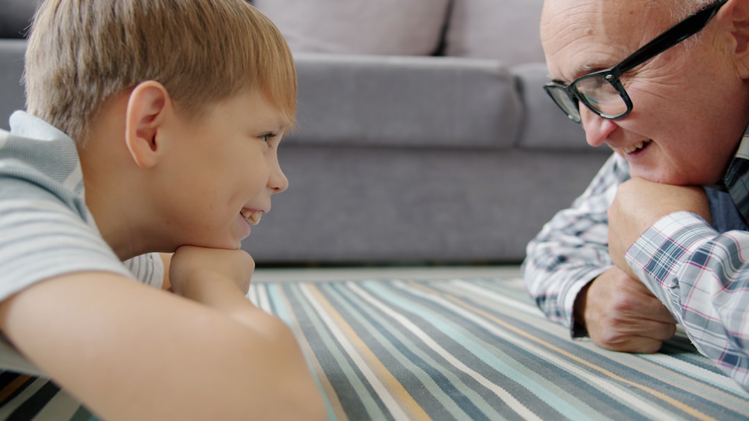 juego de descubrimiento - Madre observando en silencio mientras su hijo juega