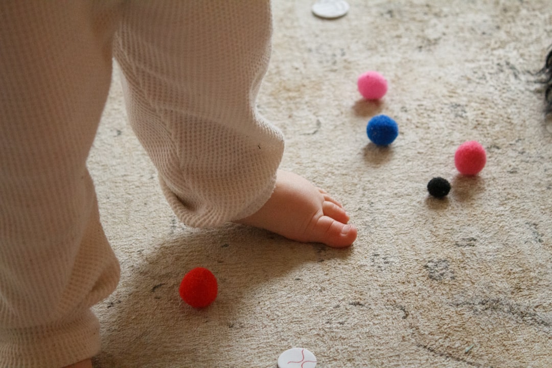 Panel sensorial casero con tela, lija y esponja para bebés