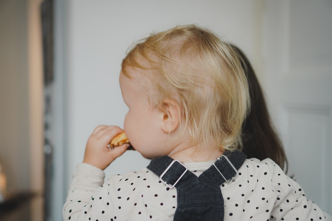introducción de sólidos - Autonomía en la mesa: un niño pequeño come solo en un ambiente Montessori