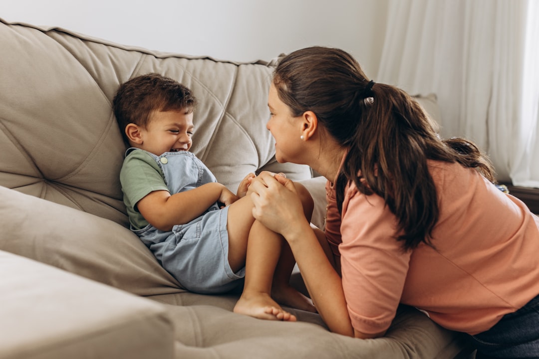 Límites - Una madre conversa tranquilamente con su hijo, ofreciendo alternativas dentro del límite.