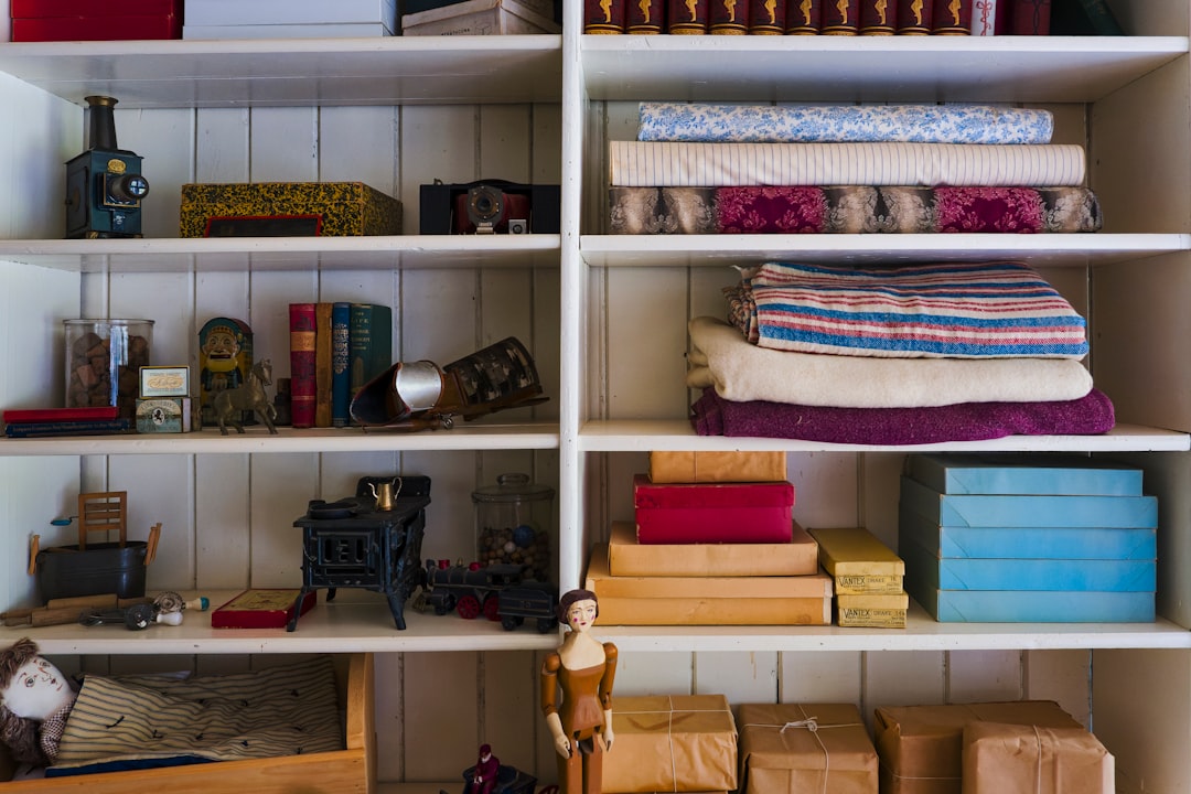 fronteras - Materiales Montessori organizados en estantes bajos, accesibles para los niños.