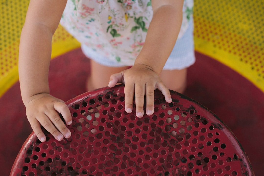 dispositivos electrónicos - Exploración sensorial con materiales reales, clave en el desarrollo infantil temprano.