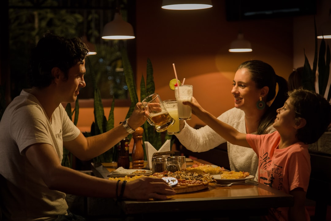 tiempo frente a la pantalla - Una cena familiar sin dispositivos electrónicos en la mesa.