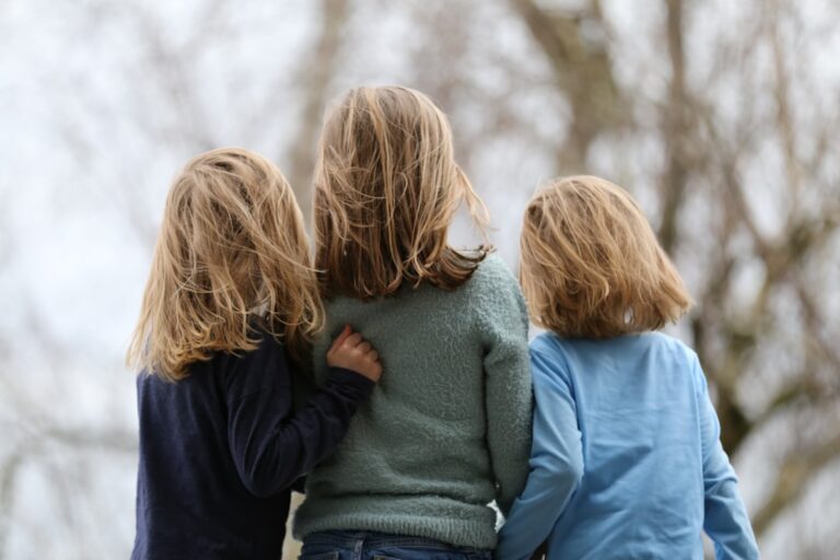 Geschwistereifersucht - Eifersucht unter Geschwistern: Ursachen und Montessori-Strategien für zuhause