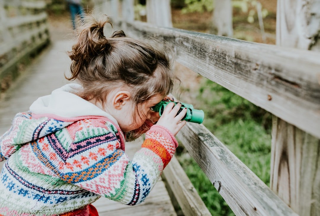 temores infantiles - Niño explorando la naturaleza con confianza