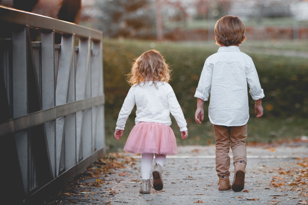 mordidas - Dos hermanos aprendiendo a resolver conflictos sin morder