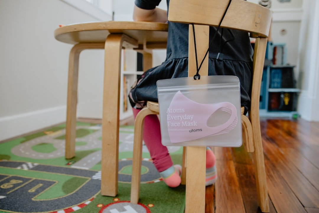 Autonomía infantil - Aula Montessori con estanterías al alcance del niño