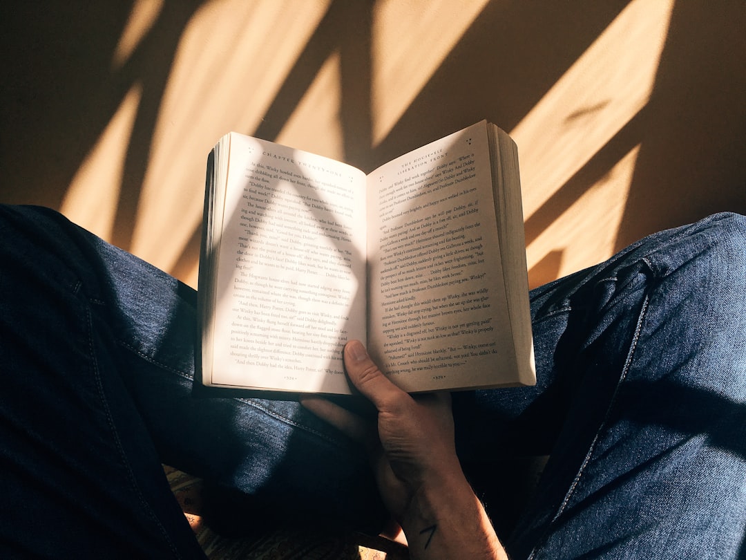 crear rutina lectora - Estante de biblioteca en un aula Montessori con libros accesibles para los niños